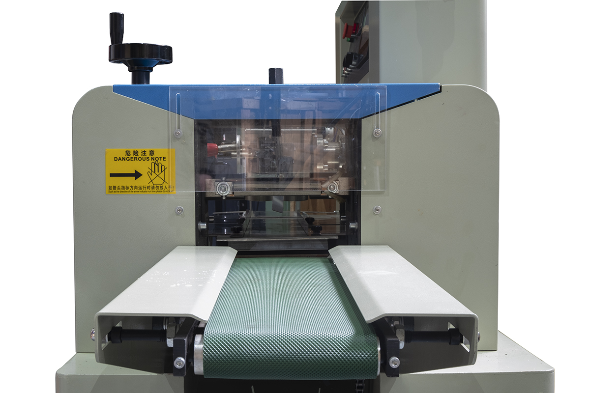 Horizontální balící stroj KT-250X pro balení produktů a potravin