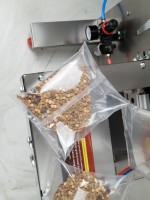 Pneumatický vertikální balicí stroj XT500 s dávkovačem sypkých materiálů a balením do ochranné atmosféry (MAP) 10–500g