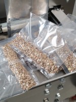 Pneumatický vertikální balicí stroj XT500 s dávkovačem sypkých materiálů a integrovanou vakuovačkou 10–500g